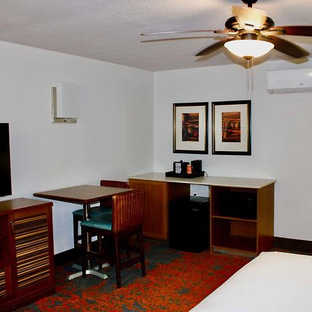 Seafarer Inn & Suites, Ascend Hotel Collection ジキル島 エクステリア 写真
