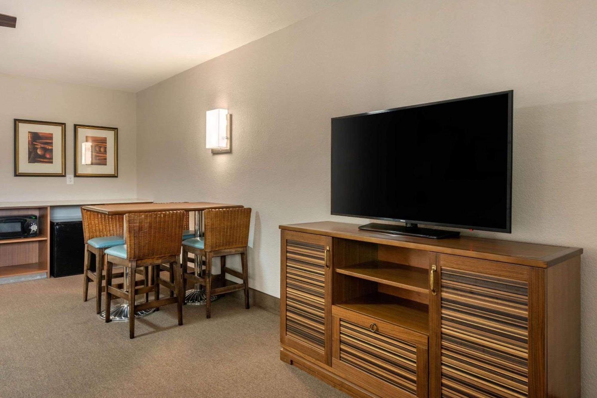 Seafarer Inn & Suites, Ascend Hotel Collection ジキル島 エクステリア 写真